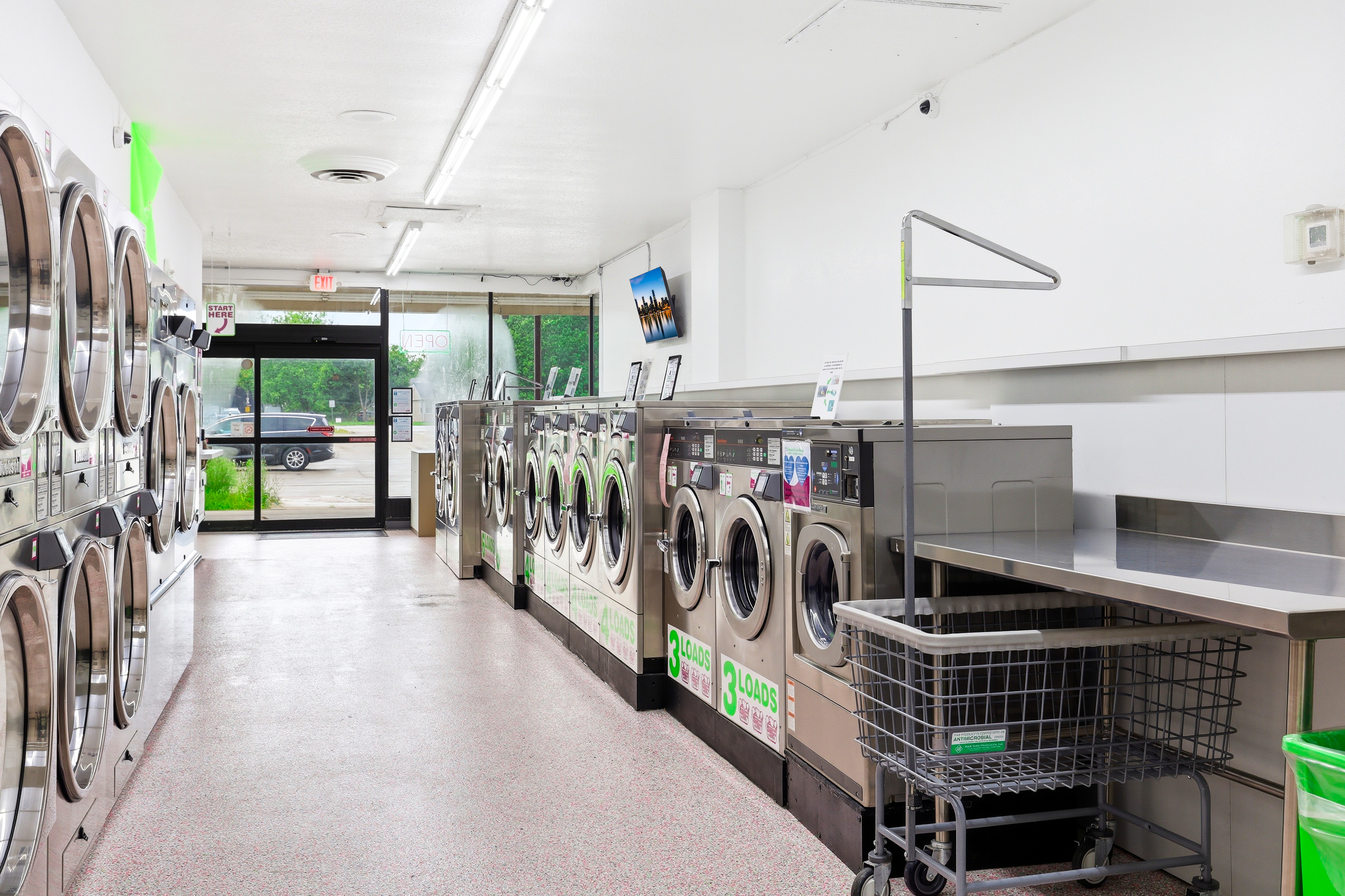 24Hour Kankakee Laundromat Washing Machines